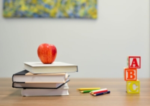 Glisser le roll-on dans le sac de l'école